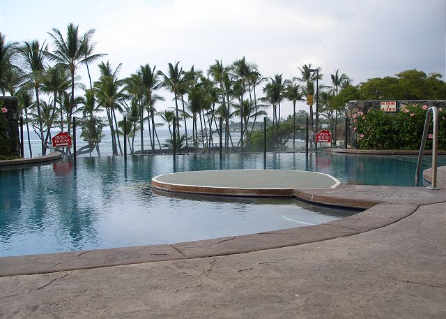 The pool with a view to Kahaluu Beach just steps away.