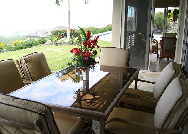 Outside dining with an ocean view from the lanai