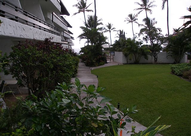 Walkway to the ocean from the lanai