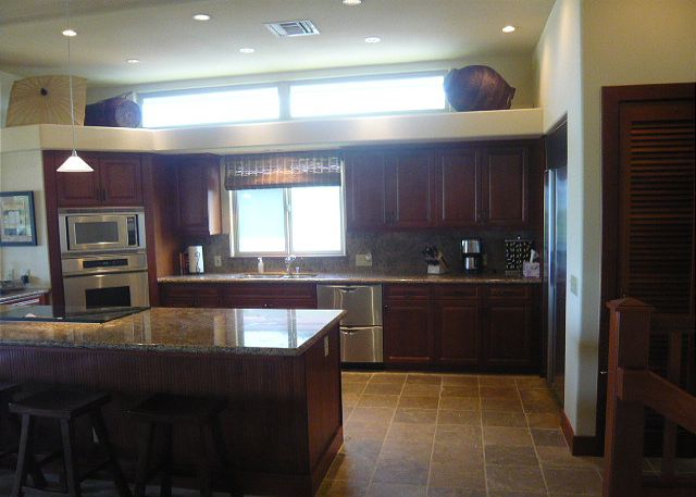 Beautiful fully equipped kitchen.