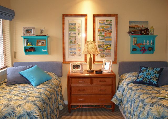 Beach bedroom with twin beds