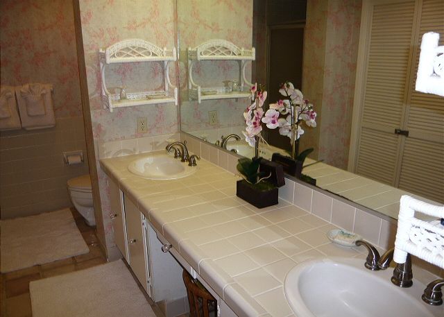 Full bath off the master bedroom.