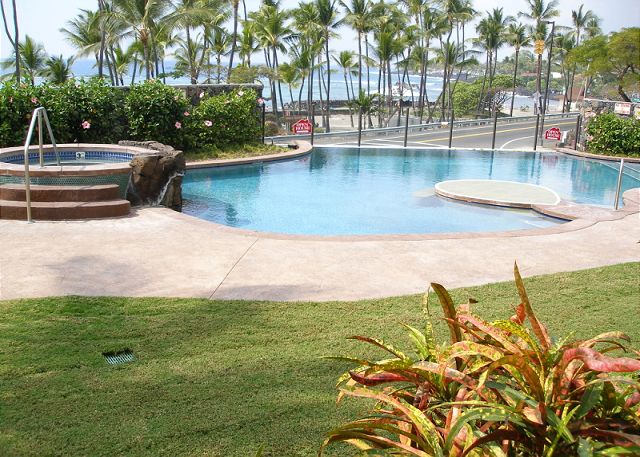 Steps to the pool and right across the street to Kahalu\