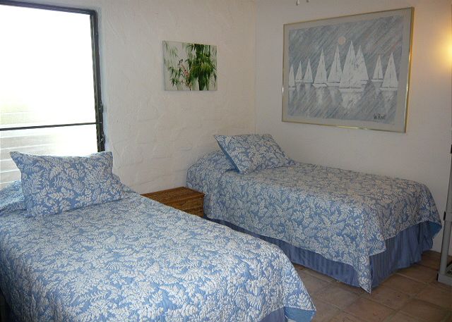 Second bedroom with twin beds
