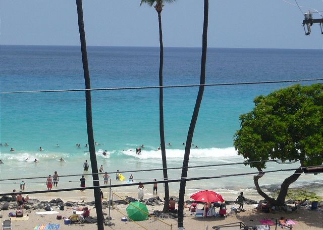 Magic Sands Beach is across the street from this complex.