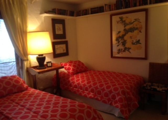 Second bedroom with twin beds