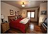 The second guest room with two twin beds
