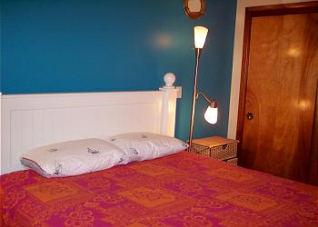 Guest room with queen bed