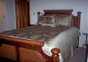 Guest room queen bed.