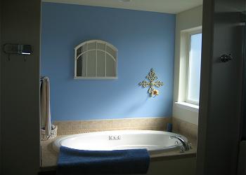 Blue Room Master Suite Jacuzzi