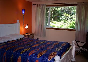 Guest room with queen bed
