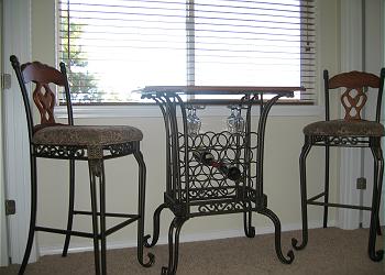 Thoughtful decor\' throughout