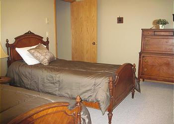 Downstairs Bedroom- 2 twin beds