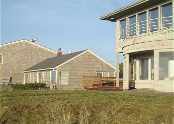 Great yard space for kids & pets