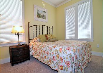 1st fl Queen Bedroom