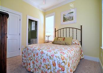 1st Fl Queen Bedroom