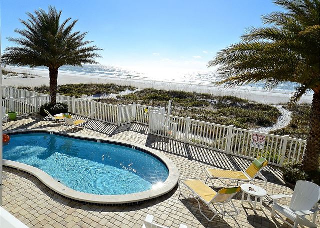 Sunset Villas 2 Amazing VIEWS/pool/sun deck/Beachfront-only 4 condos!
