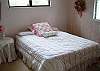 This room has queen size bed.