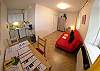 Chambre 2 et coin-cuisine /Room 2 and kitchen corner