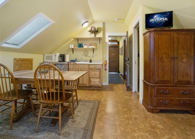 Enjoy Miner's Suite. Kitchenette and Dining area with Smart TV 

(There is not an oven for cooking. Unit has a microwave, coffee maker, mini fridge)