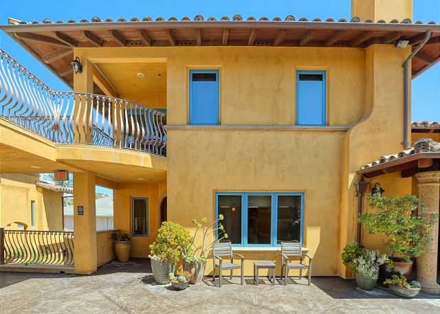 Situated within the secure Tierra de Paraiso community, this retreat features three bedrooms and three full baths. Free parking for two automobiles through the secure entrance gate. 