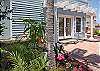 Has patio table with 6 dining seats