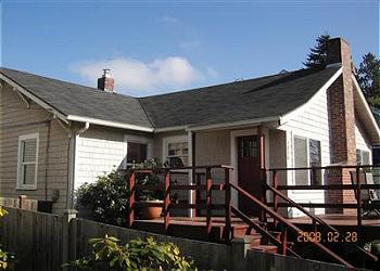 If   youre staying in Seattle for three nights or more, we invite you to skip the   high-priced, cramped hotel scene, and instead enjoy spacious, quality downtown   condos, as well as homes in Seattles classic neighborhoods. SEA   TO SKY RENTALS provides various lodging options including apartments,   condos, and homes in downtown Seattle and   residential neighorhoods, available for nightly, weekly, and monthly rental   starting at just $65/night.CLICK   HERE TO GO DIRECTLY TO LISTINGS & PHOTOS BELOW!Each accommodation   is completely furnished with all linens and fully equipped kitchens, you need   only bring your suitcase and some groceries if you like (or check out all the   great restaurants nearby if you dont feel like cooking!). We proudly feature   Tullys coffee for your first morning in Seattle, \