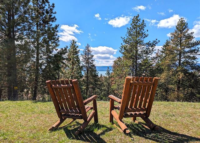 Eagle's Nest Retreat- New Listing!!! Near Downtown Bigfork with Hot tub!!