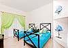 A nice bedroom with 2 twin size beds