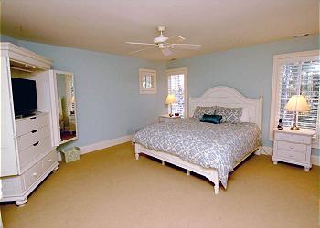 Master Bedroom w/ King Bedding