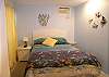 Queen size bed in the bedroom