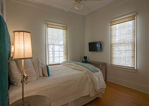 1st Floor Queen Bedroom