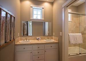 2nd Floor Guest Bath w/ Tub/Shower