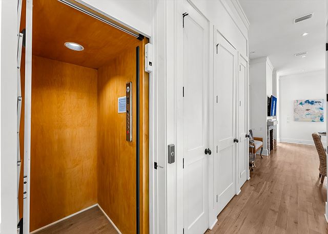 Southern Seaside Cottage and Carriage House 6