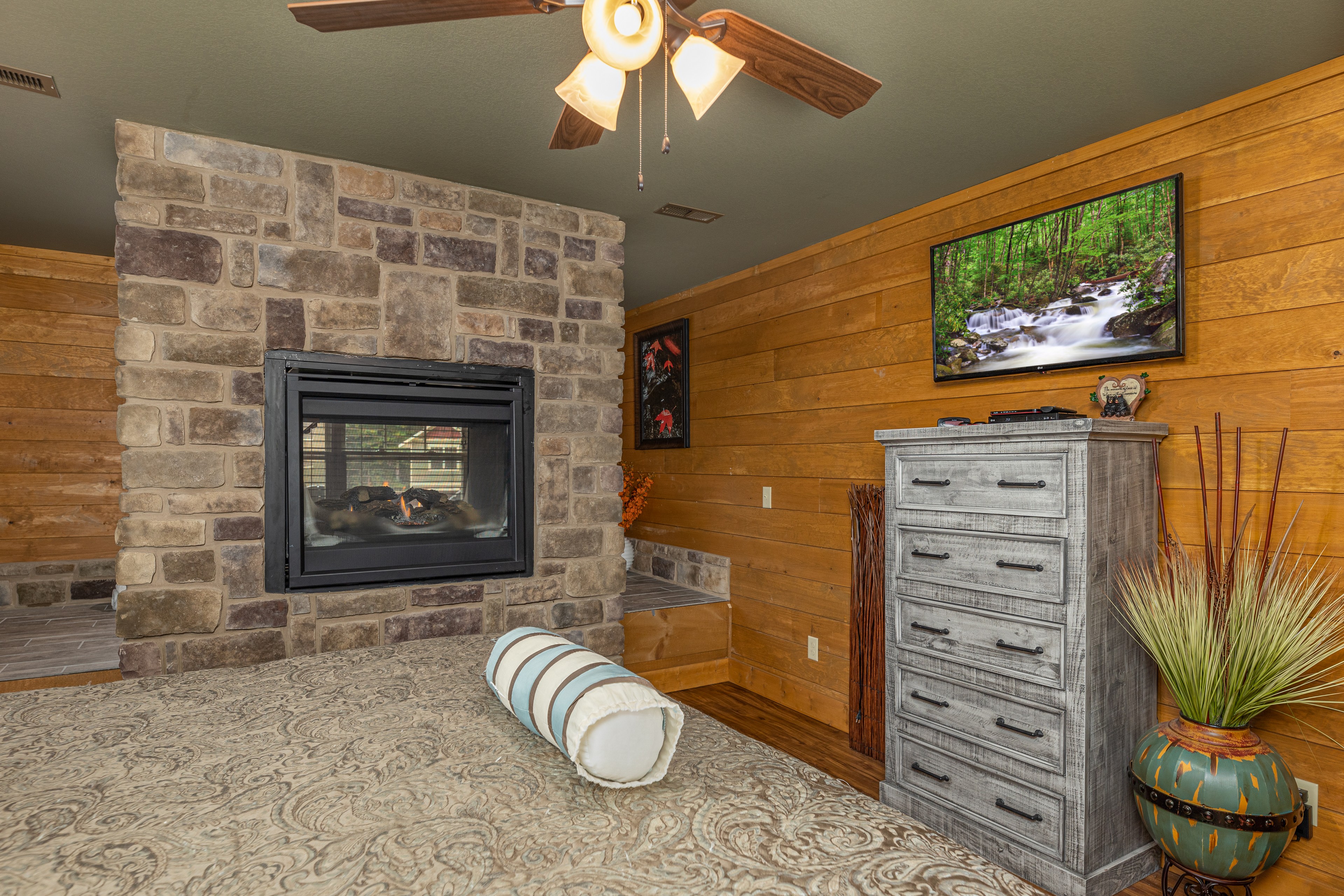 Moonshine Manor | Photo 17