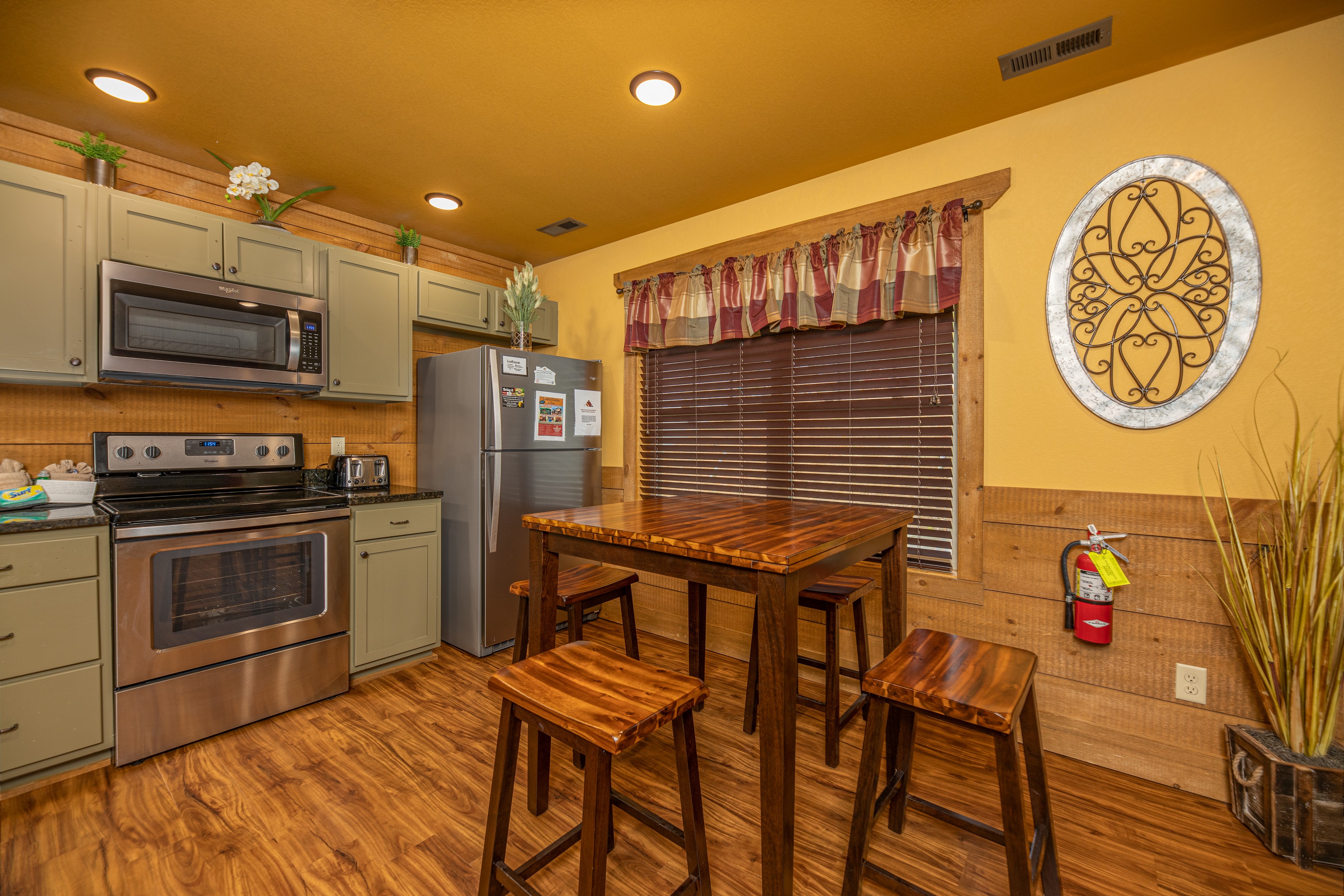 Moonshine Manor | Photo 10