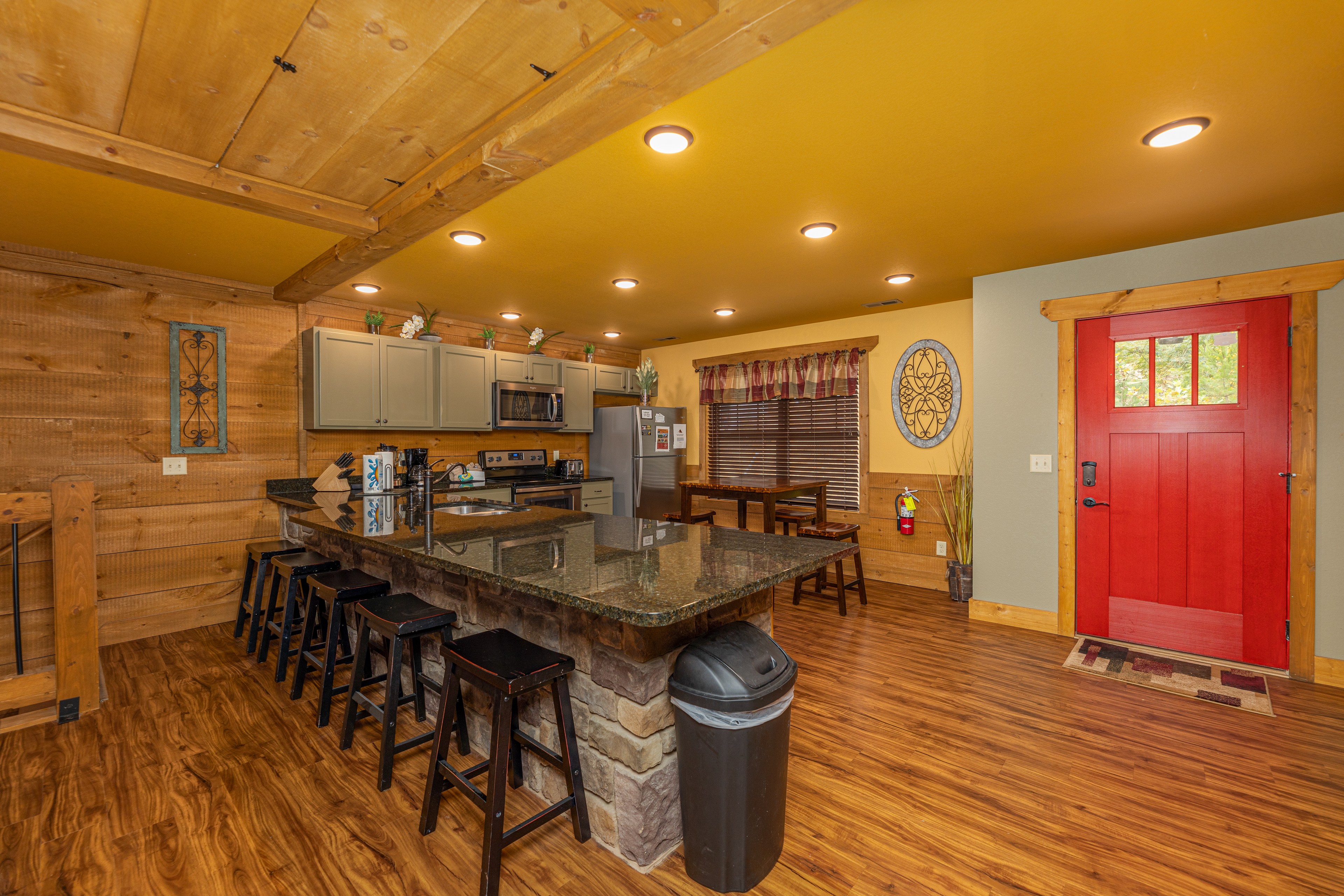 Moonshine Manor | Photo 6