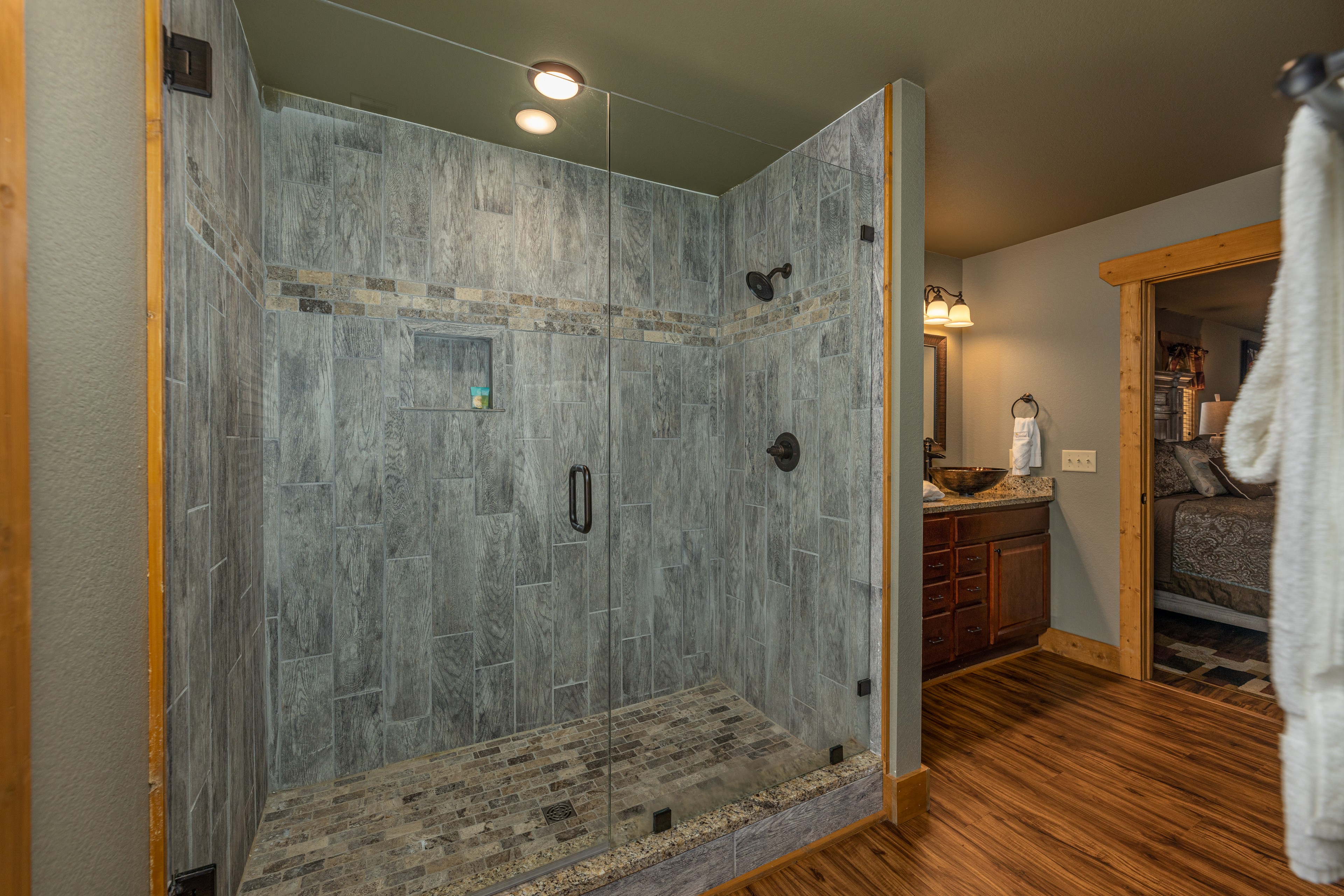 Moonshine Manor | Photo 20