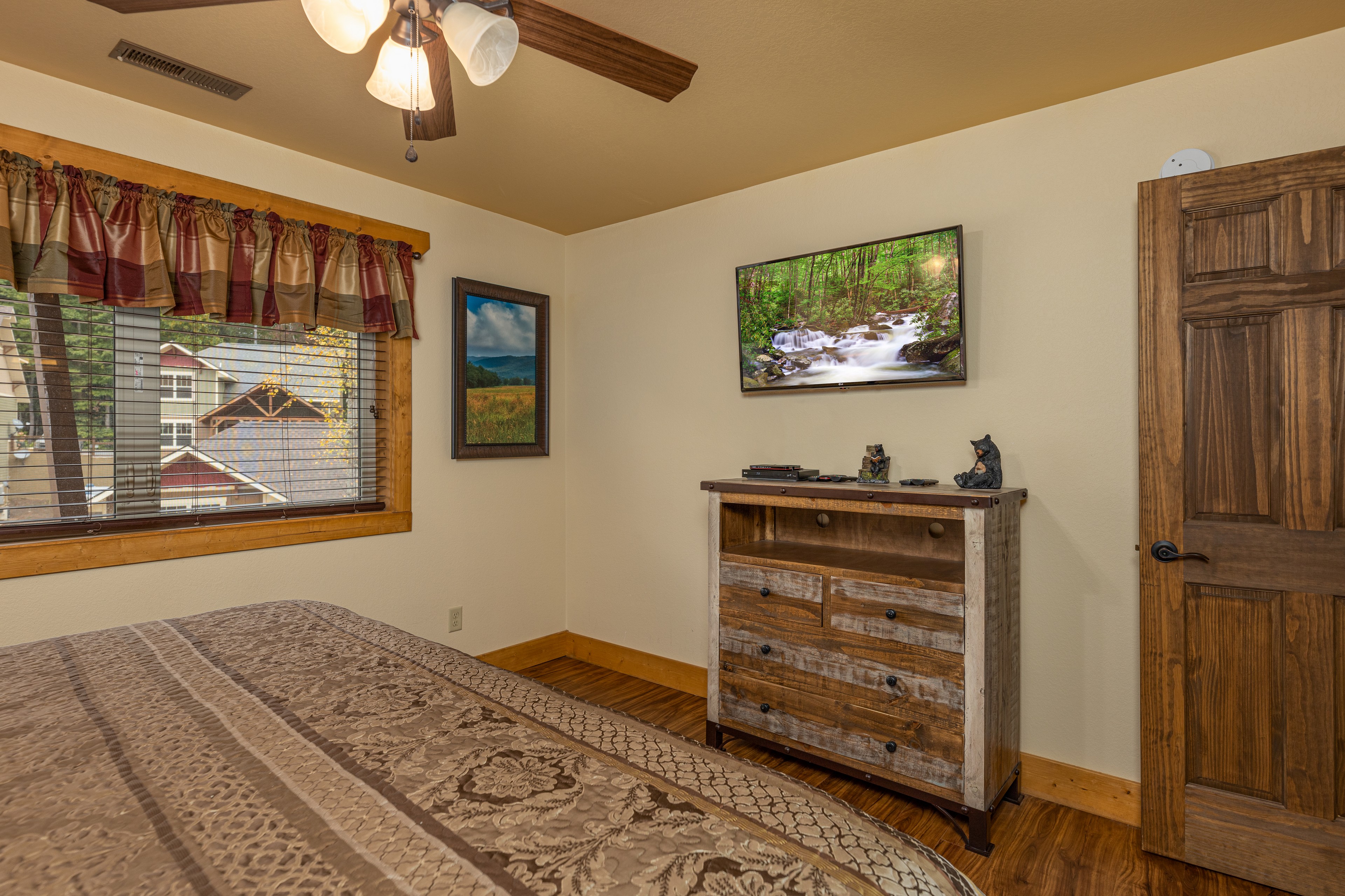 Moonshine Manor | Photo 23