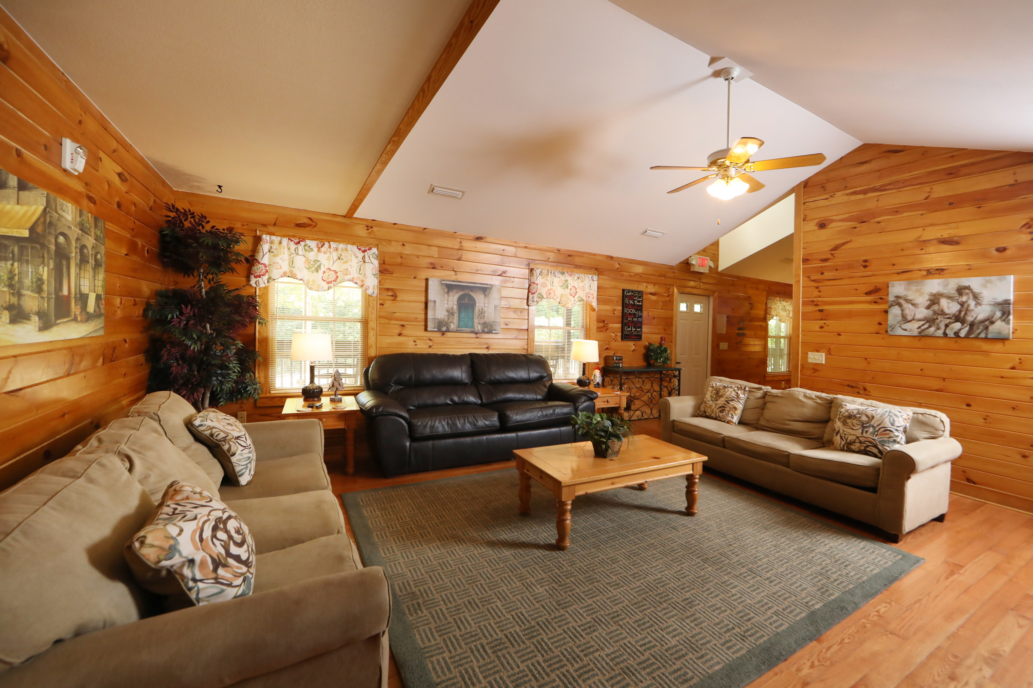 Oak Tree Lodge | Photo 4
