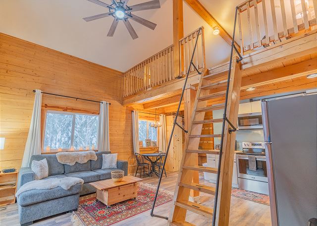 The Iniakuk Forest Cabin - Red Door