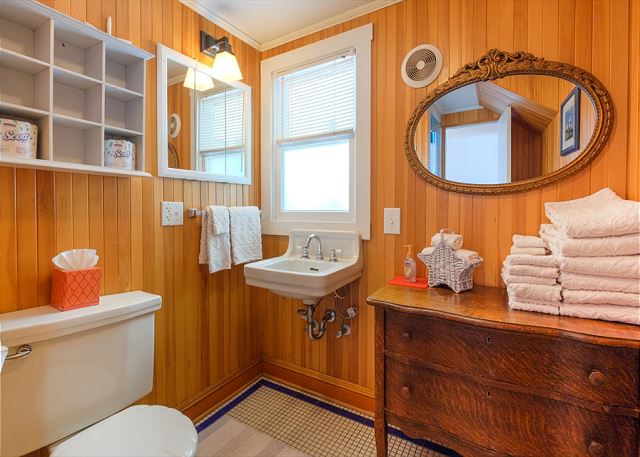 Image main floor bathroom with shower