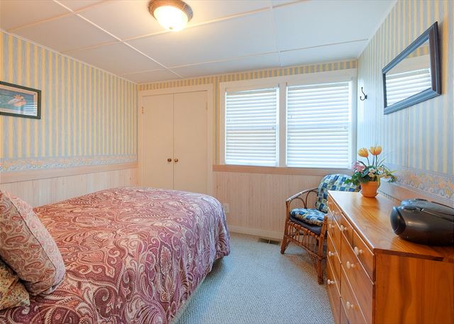 Image Queen bed main floor