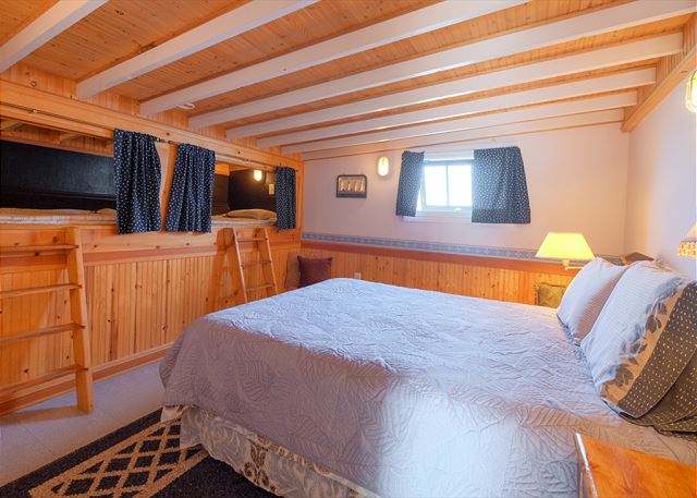 Image Queen bedroom with 2 twin caboose beds