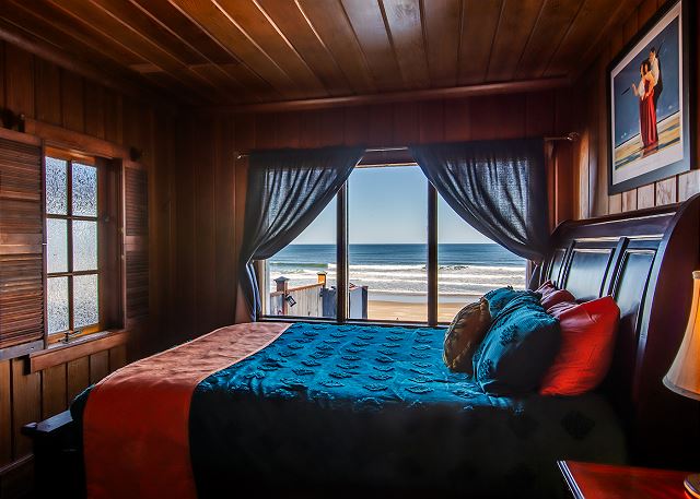 Image Queen bedroom on main floor