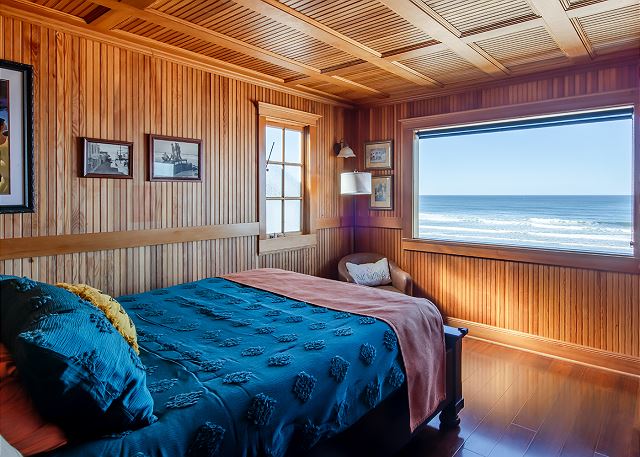 Image Queen bedroom overlooks the surf