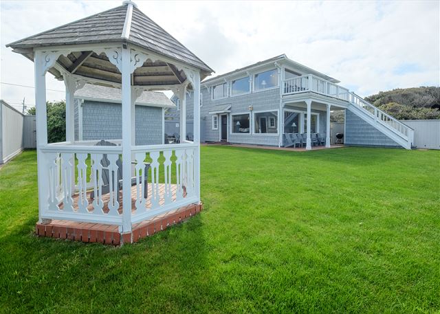 Image Large yard pverlooking the oceanfront