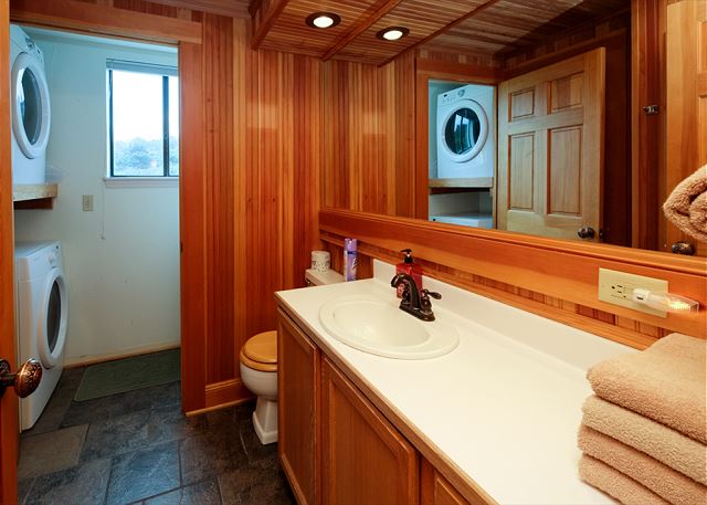 Image Main floor Bath & Laundry