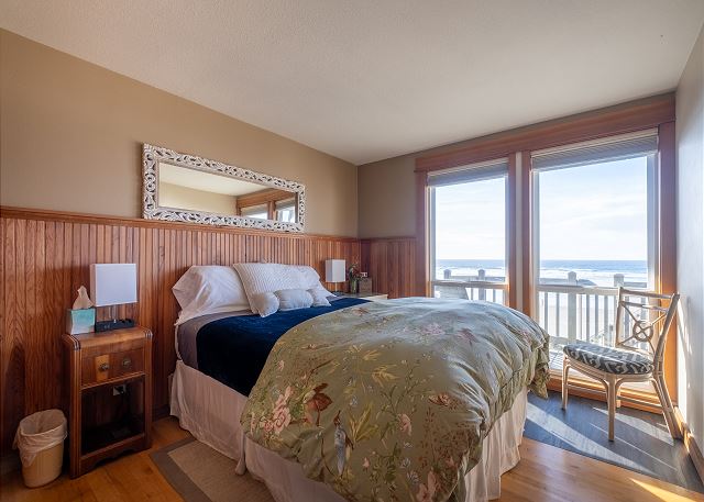 Image Lower level queen with views