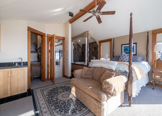 Image Beautiful queen master bedroom